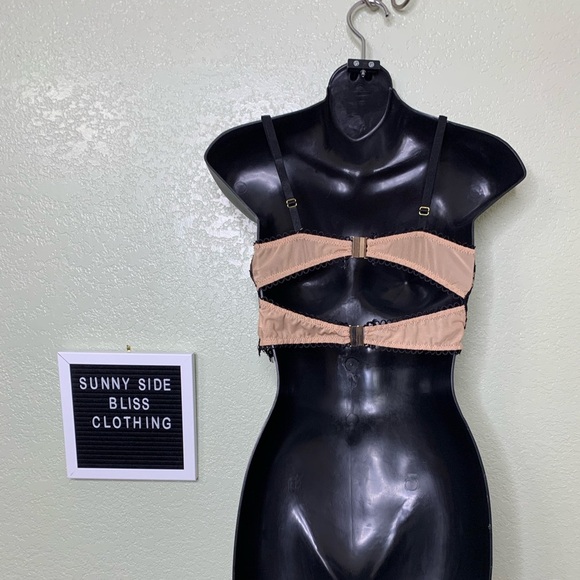 Black Floral Lace Under Wire Bra With Ajustable Straps and Gold Hardwear Small - Picture 5 of 10